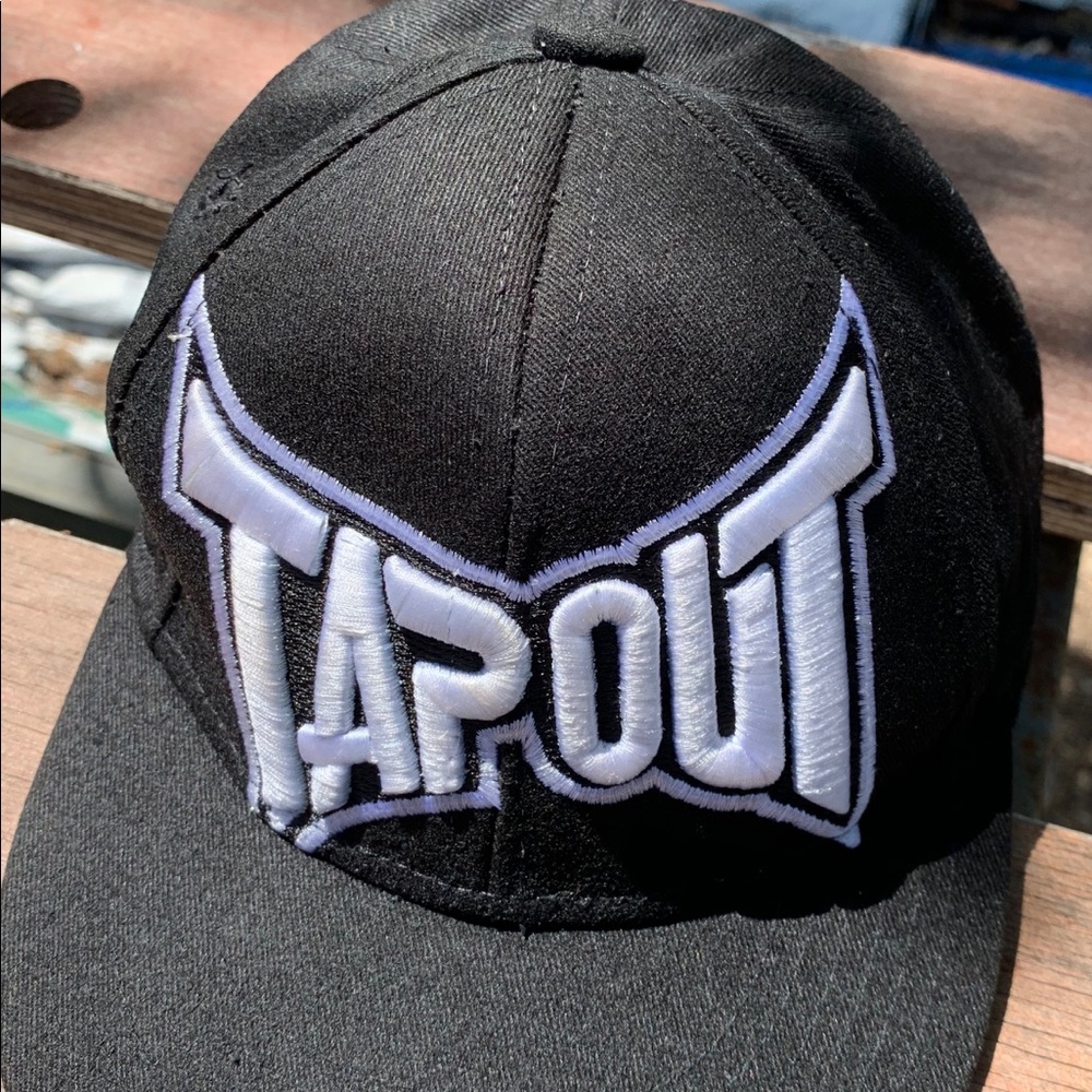 Kids’ “Tap Out” hat. Size L/XL, embroidered